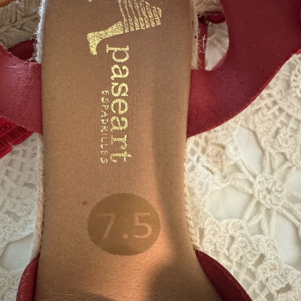 Elegant Red Wedge Sandals - Picture 3 of 4